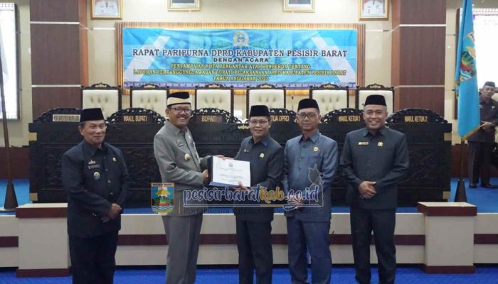 Bupati Pesisir Barat Hadiri Rapat Paripurna Dengan Agenda Penyampaian Nota Pengantar Atas Ranperda Tentang LPJ Pelaksanaan APBD Tahun 2023