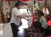 Bupati Pakpak Bharat Bagikan Sembako Dari Presiden RI