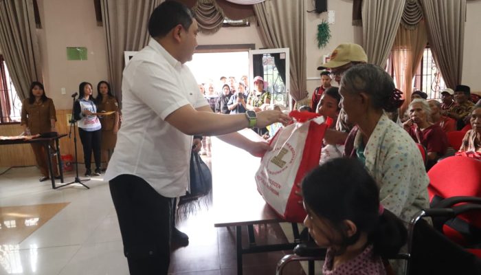 Bupati Pakpak Bharat Bagikan Sembako Dari Presiden RI