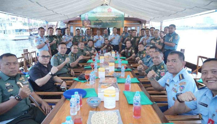 Kajati Sulsel Bincang Sore Diatas Kapal Phinisi, Bahas Sosialisasi Nota Kesepahaman Antara Kejaksaan Dengan TNI Terkait Bidang Pidmil
