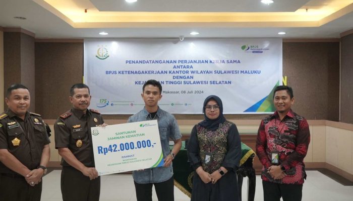 Kajati Bersama BPJS Ketenagakerjaan Berikan Santunan Jaminan Kematian Terhadap Wartawan Kejati Sulsel