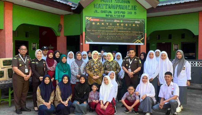 Kejati Sulsel Berbagi Tali Asih Bersama Anak Yatim di Momen Hari Bhakti Adhyaksa Ke-64 dan HUT IAD Ke-24