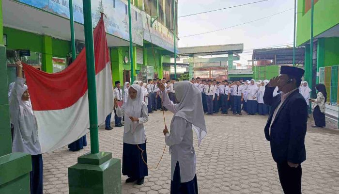 Lomlom Suwondo Jadi Pembina Upacara dan Berikan Piagam Penghargaan MPI
