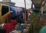 Bupati Tanjabbar Salurkan Bantuan Air Bersih Untuk Warga Jalan Hidayad