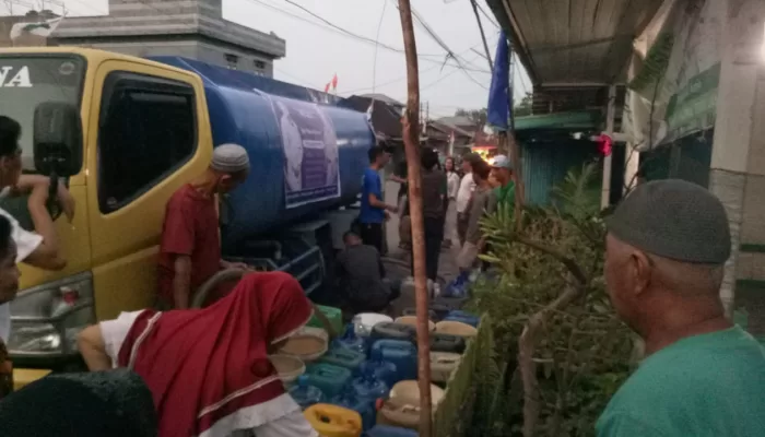 Bupati Tanjabbar Salurkan Bantuan Air Bersih Untuk Warga Jalan Hidayad