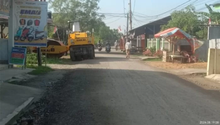 Warga Apresiasi Kinerja Pemkab Tanjabbar, Kadis PUPR Respon Cepat Aspal Jalan Manunggal Dua Baharik