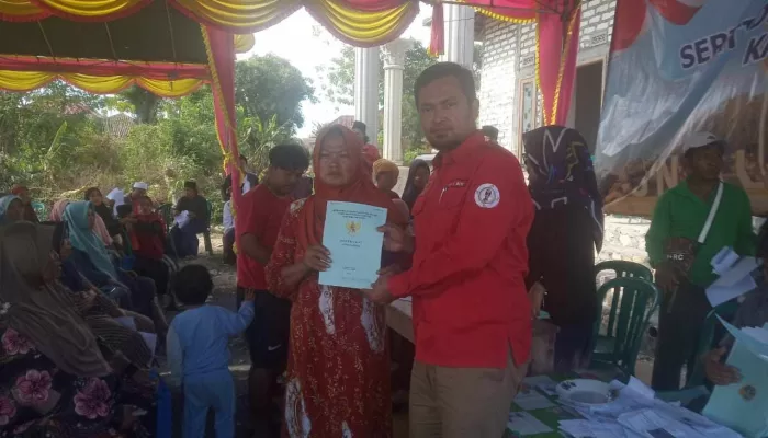 Senyum Ceria Masyarakat Desa Panyepen, BPN Sampang Serahkan Sertifikat Gratis