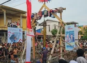Semarak HUT RI Ke 79, Tim OK GAS Pemenangan Cabup dan Cawabup Tanjabbar Gelar Lomba Panjat Batang Pisang
