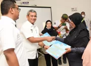 Pj Bupati Salurkan DBH CHT kepada Pembudidaya Tembakau