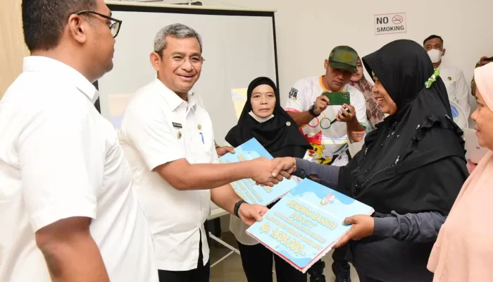 Pj Bupati Salurkan DBH CHT kepada Pembudidaya Tembakau