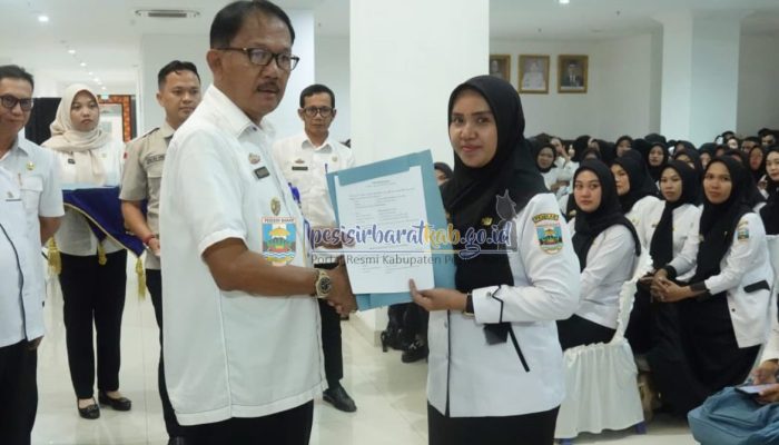Bupati Agus Istiqlal Serahkan Surat Perjanjian Kerja PPPK