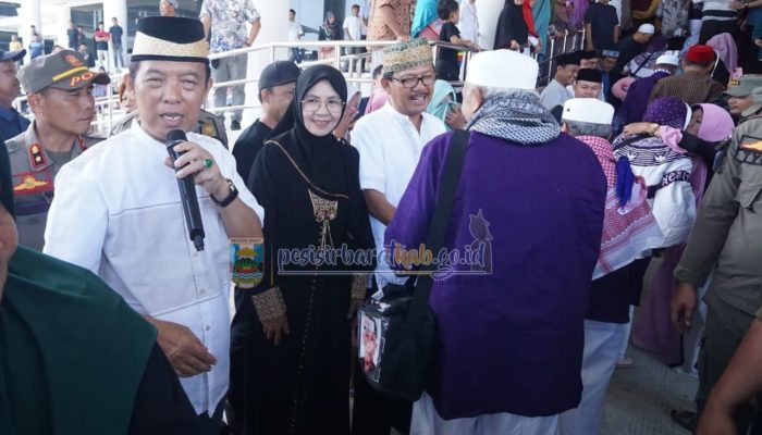 Bupati Agus Istiqlal Sambut Kepulangan Jamaah Haji Asal Pesibar