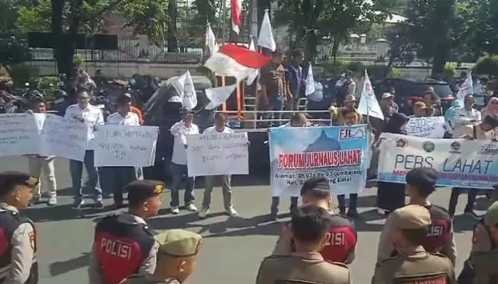 Diduga Rendahkan Profesi Jurnalis Ratusan Awak Media di Lahat Lakukan Unjuk Rasa