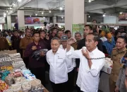 Jelang Habis Masa Jabatan, Jokowi Pamit ke Pedagang Pasar Delimas