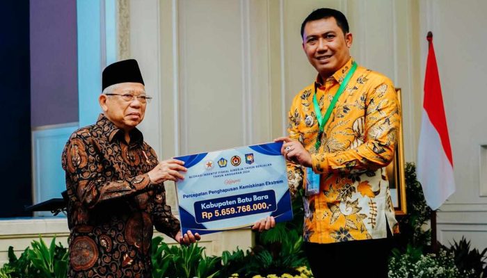 Pj Bupati Batu Bara Terima Penghargaan Kategori Daerah Berkinerja Baik Dalam Penghapusan Kemiskinan Ekstrem Tahun 2024