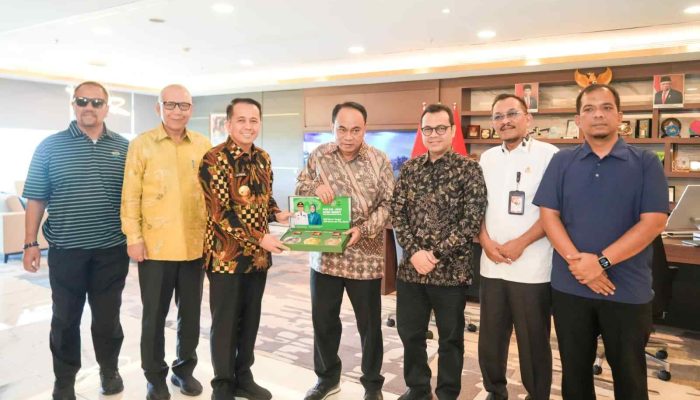 Fasilitasi Media Center PON XXI, Pemprov Sumut Beri Penghargaan Untuk Menkominfo