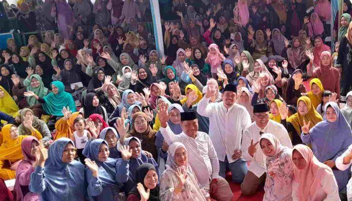 Ibu-Ibu Antusias Turuni Bukit Untuk Temui Asri Ludin Tambunan dan Bobby Nasution di Maulid Akbar