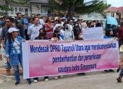 Ratusan Massa Datangi DPRD Taput Desak Sekda Taput Indra Simaremare Dicopot