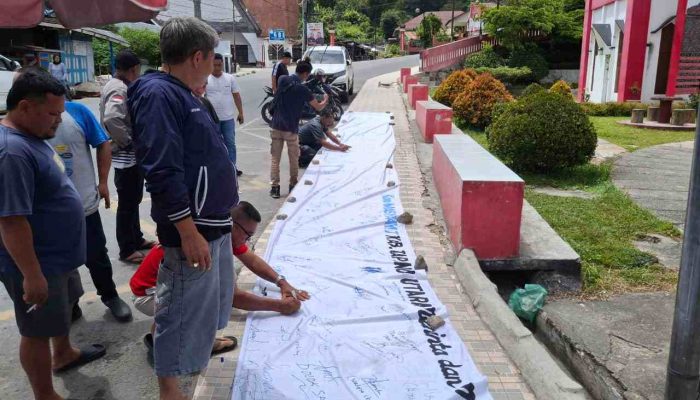 Masyarakat Aksi Petisi Tanda Tangan Indra Simaremare Ditarik dari Taput