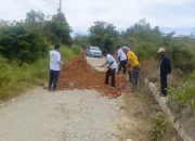 Relawan JTP-DENS Perbaiki Jalan Rusak di Pohantonga Siborongborong