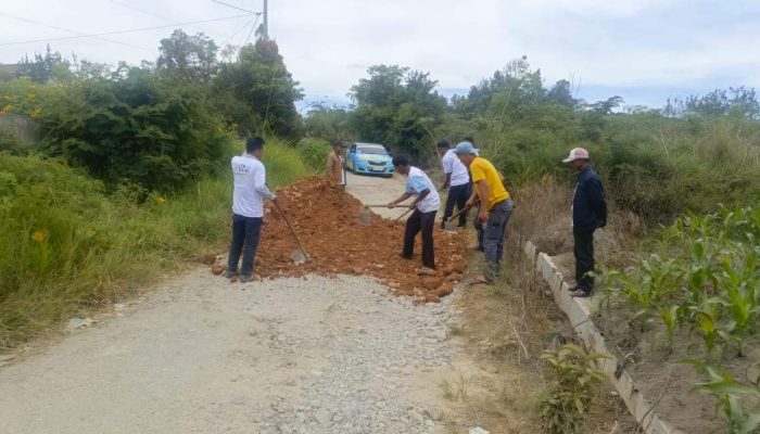 Relawan JTP-DENS Perbaiki Jalan Rusak di Pohantonga Siborongborong