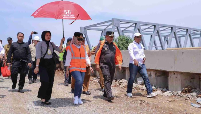 Pj Bupati Bekasi Bersama Kajari Tinjau Pembangunan Jembatan Citarum Muaragembong