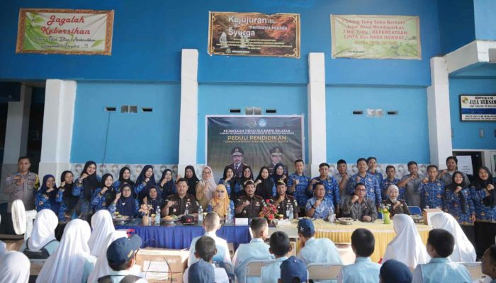 Kajati Sulsel Gelar Luhkum di SMPN 22 Makassar