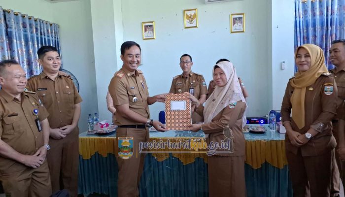 Pj Sekda Jon Edwar Hadiri Sertijab Kepala Dinkes Pesibar