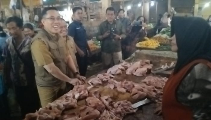 Pj Bupati Lahat Imam Pasli Monitoring Ketersediaan dan Harga Bahan Pokok Jelang Natal
