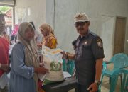 Pemdes Plasah Salurkan Bantuan Beras 10 Kg Kepada Masyarakat