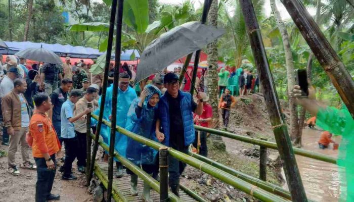 Momen Sepasang Kekasih di Jembatan Baduy Kecil Pada Peringatan HKSN 2024