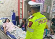 Sigap, Personel Polres Nias Selatan Bantu Evakuasi Seorang Warga Pingsan saat Ibadah Natal