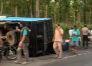 Viral, Truk Pengangkut Solar Ilegal Terguling di Kelet Bangsri Jalan Jengotan, Puluhan Jerigen Berserakan