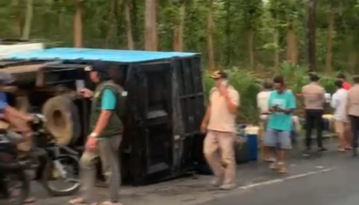 Viral, Truk Pengangkut Solar Ilegal Terguling di Kelet Bangsri Jalan Jengotan, Puluhan Jerigen Berserakan