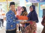 Asisten I Audi Marpi Serahkan Bantuan ke Keluarga Beresiko Stunting Dalam Rangka HUT KORPRI KE-53