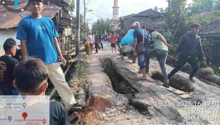 Jembatan Penghubung Jalan Provinsi Anjlok, Masyarakat Gotong Royong Membantu Kendaraan