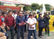 Masyarakat, LSM dan Jurnalis di Kabupaten OKU Menggelar Aksi di Polres OKU Terkait LP Jalan Ditempat