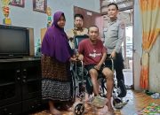 Peduli Kasih, Polres Sergai bantu Kursi Roda & Sembako Kepada Wartawan Penderita Stroke