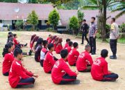 Melalui PBB, Bhabinkamtibmas Polsek Sukaramai Latih Sikap Tampang, Mental, Etika Siswa/i SMA Negeri 1 Sigunung STU Jehe