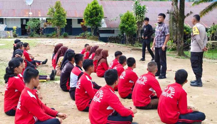 Melalui PBB, Bhabinkamtibmas Polsek Sukaramai Latih Sikap Tampang, Mental, Etika Siswa/i SMA Negeri 1 Sigunung STU Jehe
