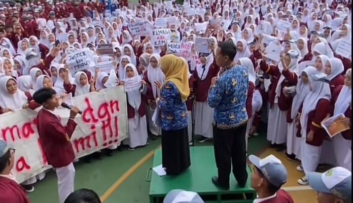 Ratusan Siswa MAN 2 Kota Bekasi Gelar Aksi Damai Tuntut Transparansi Dana Sekolah