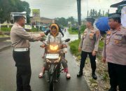 Sat Lantas Polres Pakpak Bharat Bagikan Takjil Untuk Berbuka Puasa Kepada Masyarakat