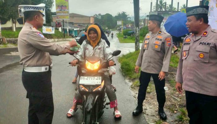 Sat Lantas Polres Pakpak Bharat Bagikan Takjil Untuk Berbuka Puasa Kepada Masyarakat