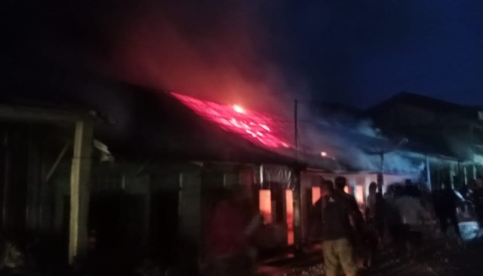 4 Rumah Warga Hiliasi Dilalap Api Diduga karena Seorang Ibu Nyalakan Lilin untuk Penerangan