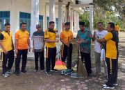Wujud Peduli dan Ciptakan Ramadhan Suci, Polres Pakpak Bharat dan Jajaran Lakukan Bersih – Bersih Mesjid 