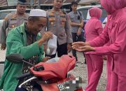 Jelang Berbuka Puasa, Kapolres Pakpak Bharat Bagi – Bagi Takjil Kepada Masyarakat