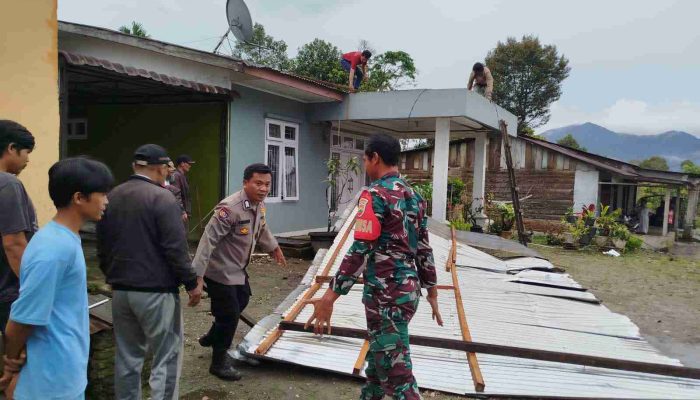 TNI – Polri dan Pemkab Pakpak Bharat Bersinergi Bantu Rumah Warga Yang Rusak Terkena Musibah