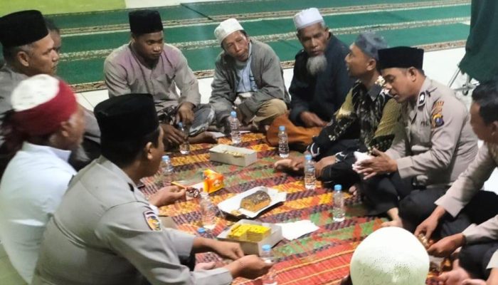 Polsek Sukaramai Sholat Tarawih di Mesjid Al Mubarokah Kecamatan Kerajaan Bersama Masyarakat