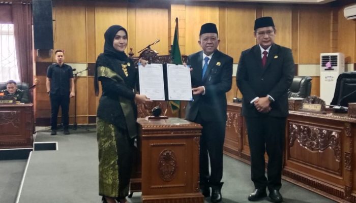 Dina Restika Dilantik sebagai Anggota DPRD OKU, Siap Perjuangkan Aspirasi Rakyat