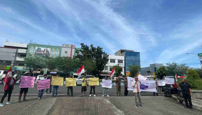 LSM Pekat Kembali Adakan Aksi di Depan Kantor Kejati Bengkulu